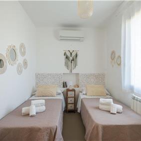 4 bedroom villa with infinity pool, Alcamo, sleeps 6-8